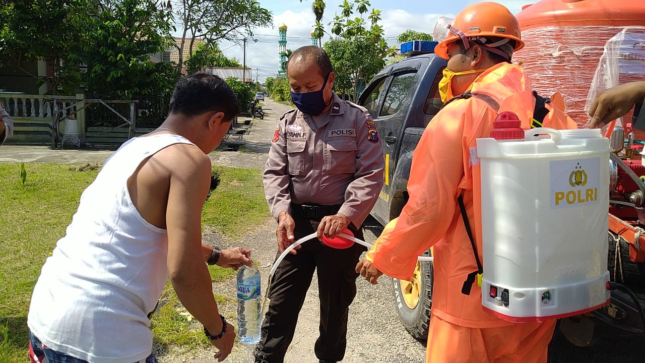 Cegah Penyebaran Civid-19 Polres Inhil Lakukan Penyemprotan Dan Bagikan Cairan Disinfektan